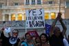 Mere end 20.000 mennesker demonstrerede tirsdag i Athen for et ja ved folkeafstemningen på søndag. Foto: Petros Karadjias/AP