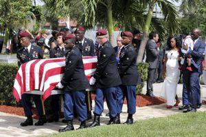 Myeshia Johnson, hustru til den dræbte amerikanske soldat, La David Johnson, følger hans kiste ved begravelsen forrige lørdag i Hollywood, Florida. Foto: Mike Stocker/AP