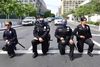 Betjente fra Los Angeles knæler under en protest mod den fatale anholdelse af den 46-årige afroamerikaner George Floyd. Foto: Frederic J. Brown/AFP