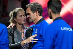 Roger Federer bliver trøstet af sin kone, Mirka, under sin afskedskamp i O2 Arena den 23. september. Foto: Kin Cheung