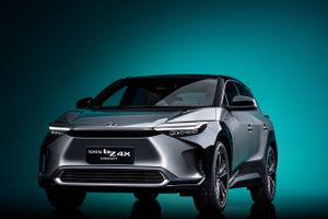 Toyota viser konceptet for en elektrisk SUV kaldet bZ4X, der kommer på markedet til næste år og får ”steer-by-wire”, hvor man ikke behøver at løfte hænderne fra rattet for at dreje.