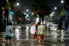 Indbygggere mærkede allerede den stigende vandstand i Myrtle Beach i South Carolina, før Isaias ramte fastlandet. Foto: Sean Rayford/AFP