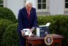 USA har testet over en million mennesker for coronavirus, siger USA's præsident, Donald Trump, på et pressemøde sent mandag aften dansk tid. Her ses Trump åbne en ny slags test, der angiveligt kan give resultat på fem minutter. Foto: Tom Brenner/Reuters