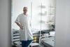 »Den influenzatype, vi primært ser i øjeblikket, er influenza A, som er en del af vaccinerne, så hvis man er blevet vaccineret, er man ikke i ligeså høj risiko for at skulle ned at ligge med influenza,« siger overlæge Lars Østergaard. Foto: Christian Lykking/Ritzau Scanpix