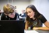 »Det sjovt at spille computer, så der er ret nice, at det er kommet ind i skolen,« siger Ida Barbara Klinkby, her sammen med Kristoffer Angelund Rahbek.