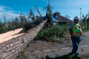 Ødelæggelserne har været mindre "katastrofale" end ventet under orkanen Laura, melder guvernør trods dødsfald.