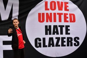 Manchester United-fans protesterede bl.a. mod ejerne, Glazer-familien, inden kampen mod Liverpool i august. Nu kan begge klubber være på vej mod et salg. Foto: Anthony Devlin