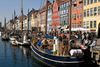 Restauranterne er atter åbne i Nyhavn i København, men svenskerne må endnu ikke krydse grænsen for at benytte sig af dem. Arkivfoto: Thomas Larsen/Ritzau Scanpix
