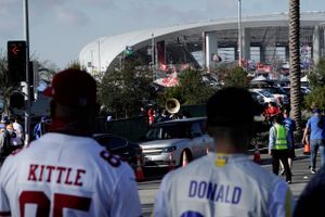 De billigste billetter til Super Bowl koster næsten 5000 dollar. Det skyldes et frit videresalgsmarked i NFL.