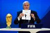 Sepp Blatter har været omdiskuteret, lige siden han som generalsekretær i Fifa stillede op til og vandt præsidentposten i 1998. I de senere år er det især valget i 2010 af Qatar som VM-vært i 2022, der har skabt røre. Arkivfoto: Walter Bieri/AP