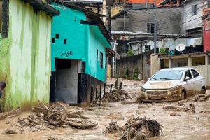 Murbrokker flyder, motorveje er oversvømmede, og biler er ødelagt af væltede træer i São Paulo-regionen. 