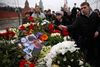 Moskva-borgere strømmede lørdag til gerningsstedet, hvor Boris Nemtsov blev dræbt med flere skud midt på Bolsjoj Moskvoretskij Most bare et par hundrede meter fra Kreml. Foto: Pavel Golovkin/AP