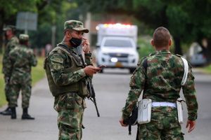 Colombias forsvarsminister, Diego Molano, beskriver eksplosioner på militærbase som et terrorangreb.