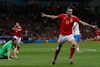 Gareth Bale fejrer, at han har bragt Wales foran med 3-0 i EM-kampen mod Rusland. Foto: Hassan Ammar/AP