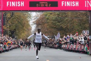 Hver gang den kenyanske maratonløber Eliud Kipchoge stiller op til et løb, tændes der store forventninger blandt løbe-entusiaster over hele verden. Og sådan vil det også være søndag, for løbefænomenet har en mission.