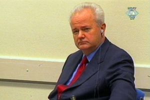 Den jugoslaviske præsident Slobodan Milosevic endte for den internationale krigsforbryderdomstol i Haag. Og alle diktatorer kommer til vejs ende - på den ene eller anden måde. Sådan vil også være for Ruslands Vladimir Putin. Spørgsmålet om, hvordan det ender, står blot hen i det uvisse endnu. Arkivfoto: AP