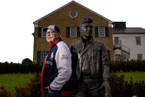 Firmaet, der styrer forretningen Elvis med hård hånd, har krævet, at Graceland Randers øjeblikkelig ændrer navn og kræver 1,5 mio. i erstatning.