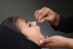 Børn mellem et og ni år i London vil blive inviteret til at blive revaccineret mod polio.