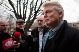 Peter Loft, tidligere departementschef i Skatteministeriet, ankommer sammen med sin bisidder, advokat Lars Svenning Andersen til den afsluttende afhøring i skattekommisionen.