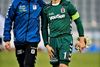 Av. Steffen Rasmussen med assistenttræner Jesper Fredberg på vej ud for at få behandling i søndagens kamp mod FC Vestsjælland. Foto: Ernst Van Norde/Polfoto