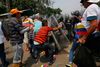 De voldsomme sammenstød fandt sted på broen Francisco de Paula Santander, der forbinder Ureña i Venezuela og Cúcuta i Colombia. Foto: Schneyder Mendoza/AFP