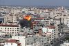 I Gazastriben fortsætter den voldsomme konflikt fredag. Her bomber Israels militær mål i den tætbefolkede enklave, mens militante palæstinensere skyder raketter mod Israel. Foto: Mohammed Salem/Reuters