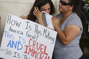 En kvinde btører en tåre af sin kind og bliver trøstet af sin mor, efter en protest tirsdag i downtown Waco, Texas, mo opsplitning af migrantbørn fra deres forældre. Foto: AP/Rod Aydelotte