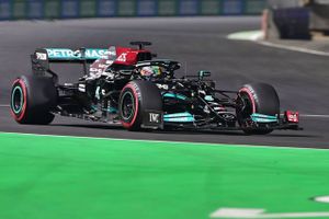 I en dramatisk kvalifikation ramte Max Verstappen barrieren på vej til bedste tid, som gik til Lewis Hamilton.