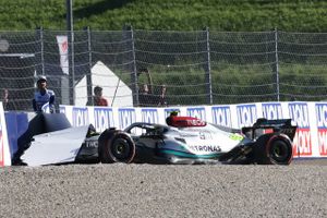 Lewis Hamilton langer ud efter Formel 1-fans, som brød ud i jubel, da han kørte galt i kvalifikation. 