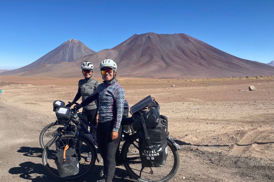 Julie Hölck og Ida Engstad har tilbagelagt 8.757 km gennem Sydamerika – på cykel. De har camperet med taranteller og cyklet om kap med nanduer, og trods bekymrede forældre har de mødt en utrolig gæstfrihed undervejs. 