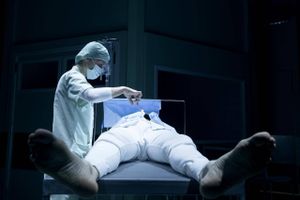Dramatikeren Christian Lollike snitter i det danske sygehusvæsen med sin nye forestilling på Aarhus Teater.