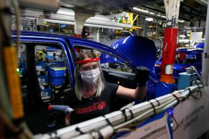 Produktionen er blevet genoptaget på Toyotas fabrik i Onnaing i Frankrig tæt på grænsen til Belgien, der har 4.500 ansatte. De ansatte underkastes regelmæssige tests for corona og skal bære værnemidler. Foto: AP/Michel Spingler