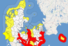 I de gule områder varlser DMI for "voldsomt vejr". I de røde lyder varslen "meget farligt vejr", hvilket skyldes forhøjet vandstand. Grafik: DMI