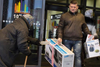 De russere, der har penge, har travlt med at få dem omsat til varer, inden rublen falder yderligere i værdi. Mens andre – eksempelvis denne ældre kvinde foran et indkøbscenter i Moskva – håber, at der falder lidt mønter af fra forbipasserende. Fotos: AP