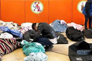 Mens hundredvis af tyrkere søger efter savnede i midlertidige lighuse, advarer nødhjælpsorganisationer om risikoen for sygdomsudbrud og en ny humanitær katastrofe efter det voldsomme jordskælv. Identifikationen af de foreløbig over 22.000 døde er samtidig en kæmpe udfordring, siger dansk retsmediciner.