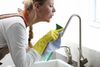 Vi gnider og skrubber for at holde tingene omkring os helt rene. Men måske baner rengøringsvanviddet vej for, at dårlige bakterier møver sig ind i vores hverdag og breder alvorlige sygdomme som astma og diabetes. Foto: Colourbox
