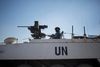 FN soldater fra den fredsbevarende styrke i Golanhøjderne mellem Israel og Syrien (UNDOF) venter på at køre ind i den syriske del af højderne den 28. august. Nu er FN soldaterne kørt tilbage til Israel, og har forladt den syriske del af Golanhøjderne.