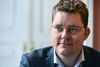 Klima- og energiminister Rasmus Helveg Petersen (R) klandrer Venstre for ikke at ville reducere CO2-udspillet lige så meget som regeringen.