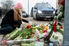 Der lægges mange blomster ved Krudttønden, hvor Finn Nørgaard blev dræbt.