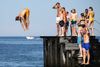 Der bliver rig mulighed for at tage på stranden i sommervarmen den næste måned, hvis man skal tro DMI's månedsprognose. Foto: Finn Frandsen
