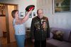 Antallet af levende veteraner, der har deltaget i det store slag, er stærkt svindende. I det veteranråd, som Jevgenij Rogov er aktiv i, var der i 1985 registreret 165 veteraner – i dag er de fire tilbage. Jevgenij Rogov ses her sammen med sin datter Tatjana Popova. Foto: Gregers Tycho