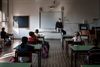 Efter et halvt år kunne de italienske børn igen møde op i skole, til en forandret skoledag med mundbind, enmandsborde og temperaturmåling. Foto: arzio Toniolo/Reuters