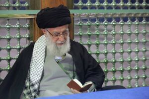 Forud for et valg i Iran er 9500 kandidater blevet diskvalificeret af Vogternes Råd. Den politiske situation kompliceres yderligere ved, at der i kulisserne er et magtspil i gang for at finde en afløser til den 80-årige ayatollah Ali Khamenei. Foto: Official Khamenei website/Reuters