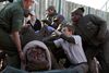 Dette næsehorn fra et reservat nær Port Elizabeth i Sydafrika overlevede mødet med krybskytter, der imidlertid hakkede dets horn af, og beskadigede det slemt, da det var blevet bedøvet. Arkivfoto: Courtney Quirin/AP