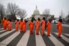 Iført orange fangedragter demonstrede modstandere af Guantanamo- fængslet den 11. januar i Washington D.C. Det skete i forbindelse med 11-årsdagen for de første fanger i den omstridte lejr.