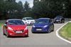 Fire bøller er klar til at bevise, at de er frække på den svenske racerbane Ring Knutstorp. De fire er: den røde: Peugeot 208 GTI, den blå: Ford Fiesta ST, den hvide: Seat Ibiza Cupra og den sorte: Nissan Juke Nismo. Foto: Flemming Haslund