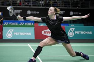 Line Kjærsfeldt er videre til kvartfinalen i Malaysia Open efter sejr i tre sæt over spanieren Carolina Marín.