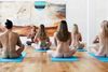 Nøgenyoga er ikke længere et særsyn eller forbeholdt erklærede naturister. Helt almindelige mennesker i helt almindelige yogacentre smider også tøjet. Foto: Erik Bjørn og co