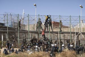 Med hæksakse klippede migranter hul i grænsehegn for at komme ind til den spanske enklave Melilla.