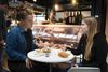 Caroline Kroner (t.v.) og Kristine Hodel bor begge i København og er triste over valgresultatet, som de anser for at være et udtryk for, at flere danskere er blevet »fremmedfjendske«. Foto: Mathias Svold